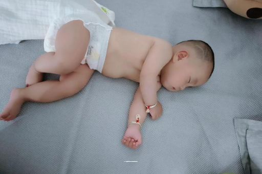 伊犁宝宝拍嗝的正确方法